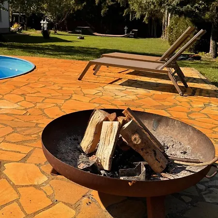 Familien-oase Mit Pool, Halfpipe & Badesee