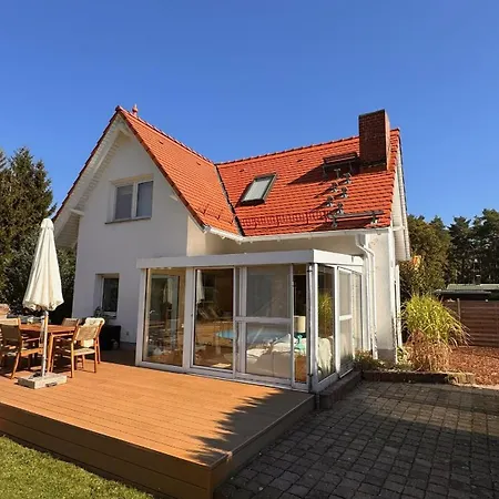 Familien-oase Mit Pool, Halfpipe & Badesee