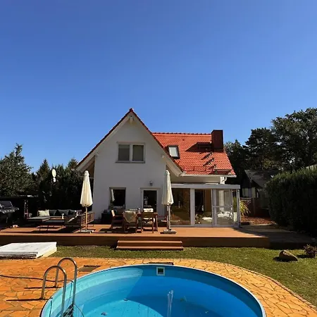Familien-oase Mit Pool, Halfpipe & Badesee
